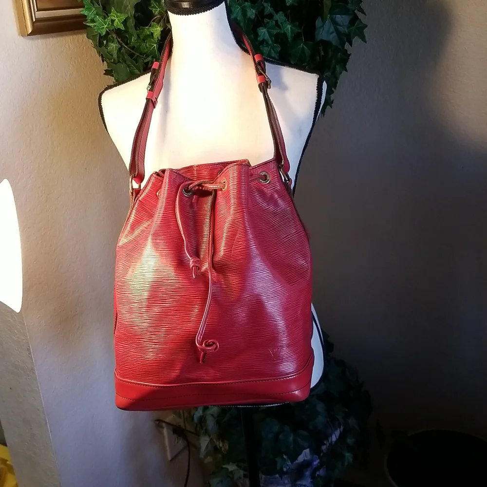 EXQUISITE SHOULDER BAG - Picture 1 of 16